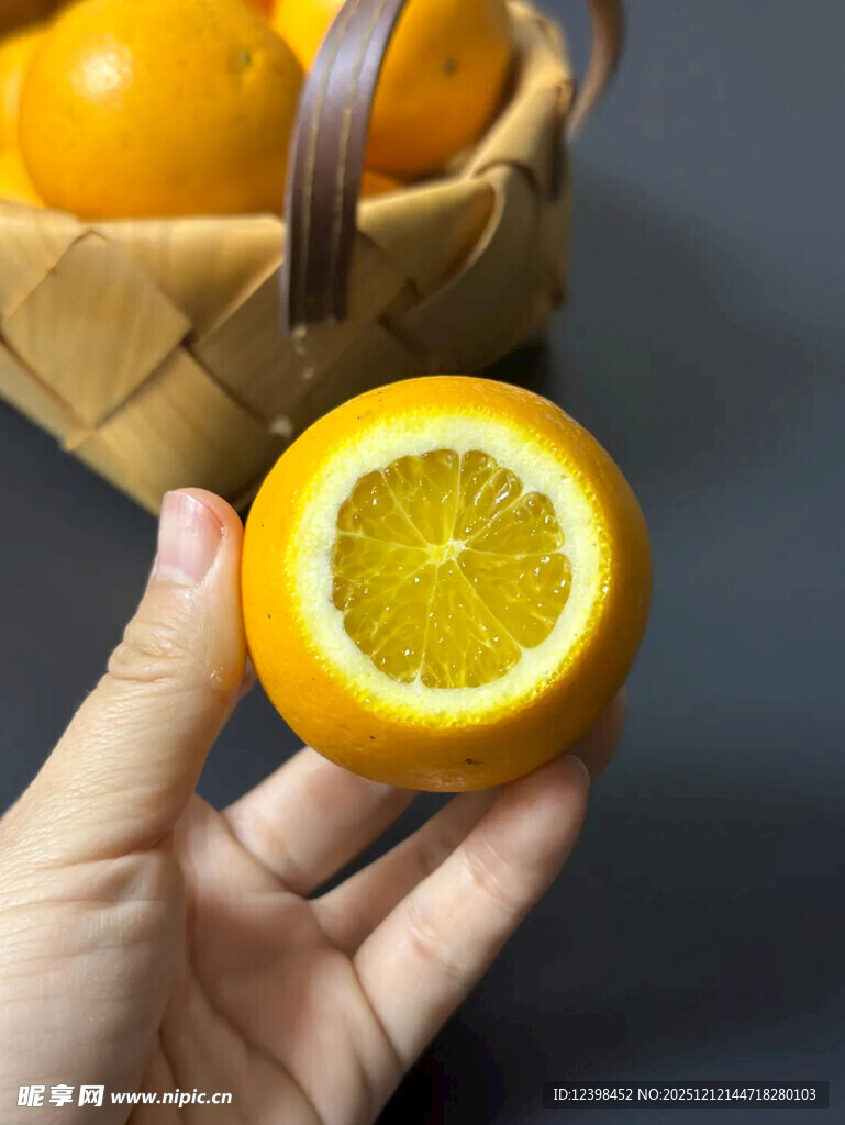 手捧切开的新鲜橙子