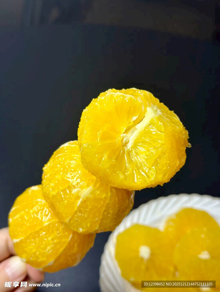 手持美味多汁的新鲜橙子