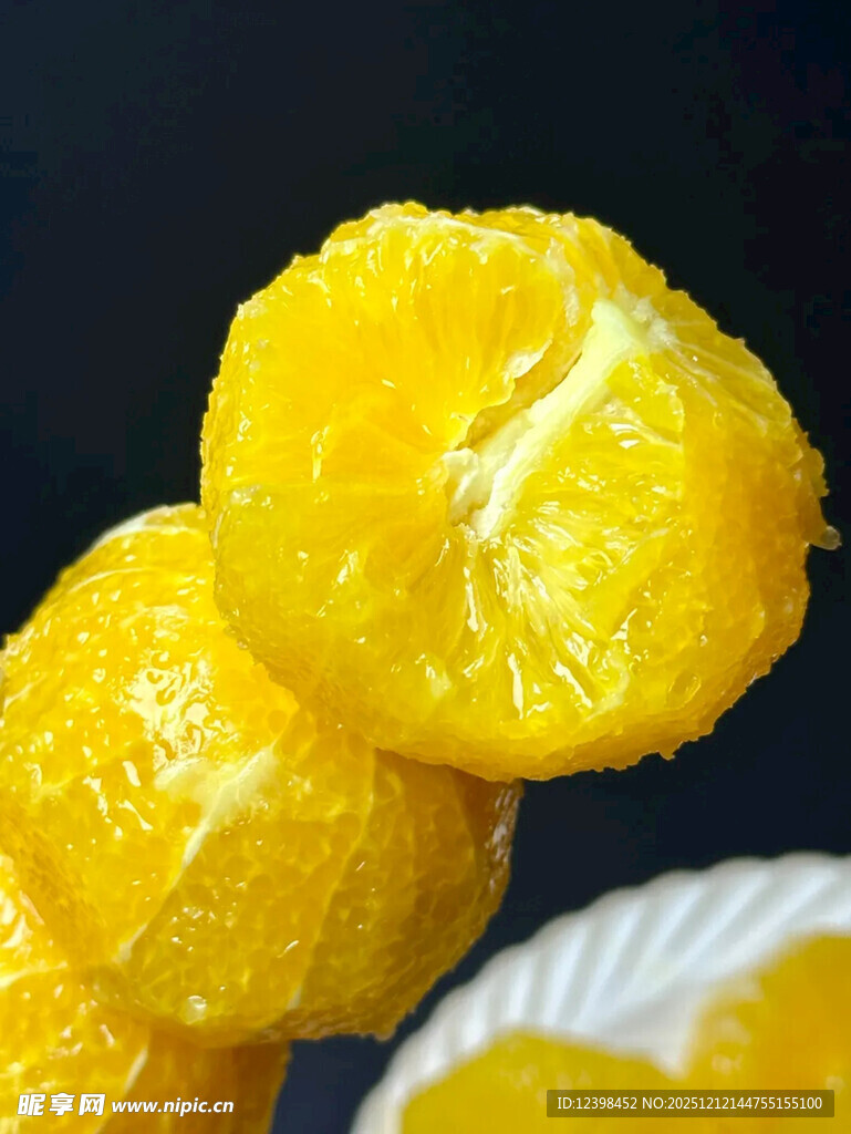 剥开的新鲜多汁黄橘子