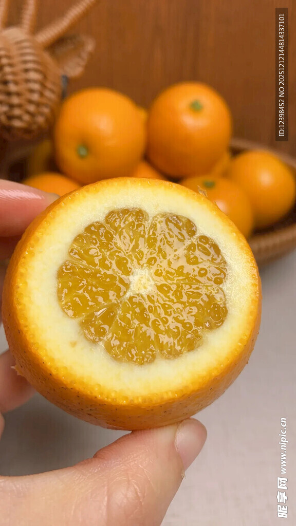 手捧切开的新鲜橙子