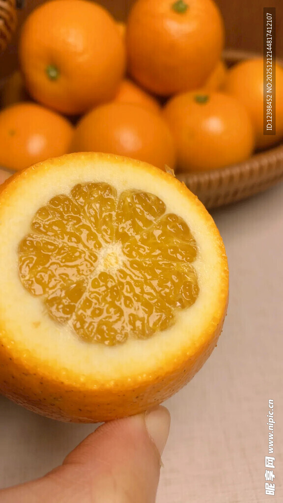 手捧切开的新鲜橙子