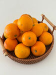 竹篮中的新鲜橙子
