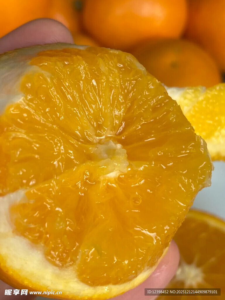 剥开的新鲜多汁橙子