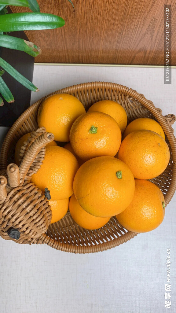 竹篮中的新鲜橙子
