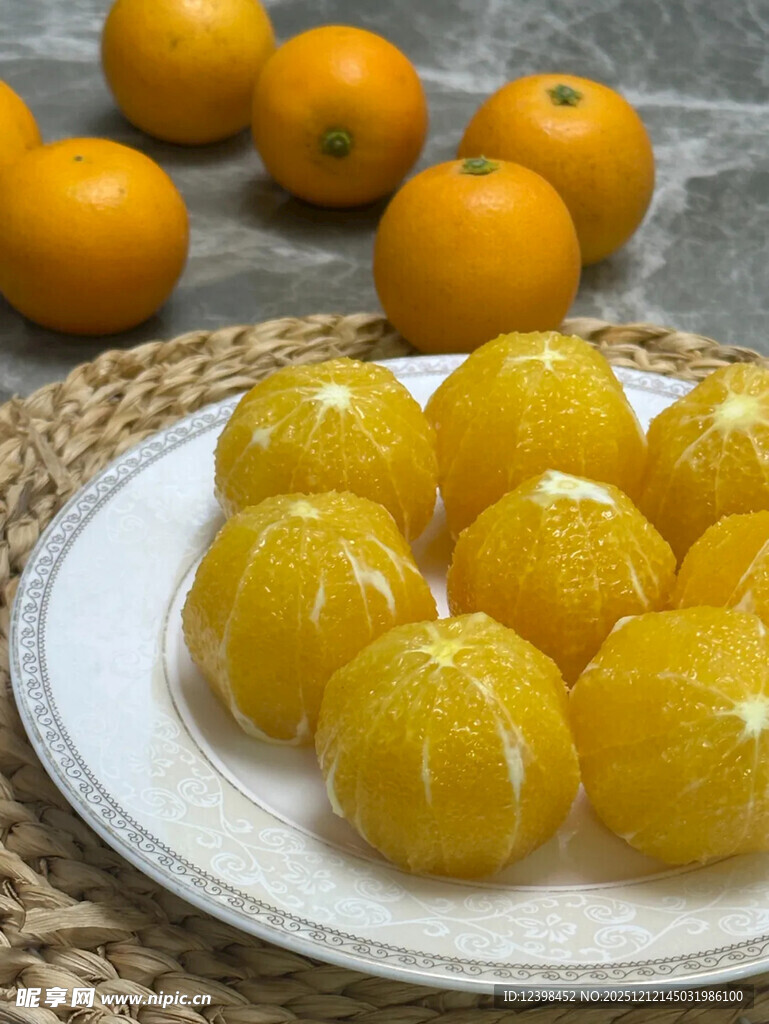 盘中剥好的新鲜黄澄澄橘子