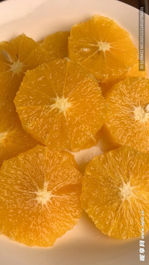 新鲜切片橙子摆于盘中