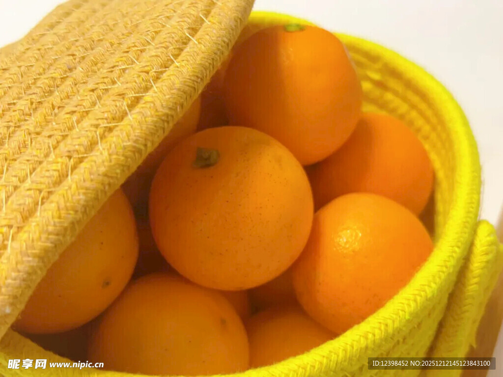 黄篮中的新鲜橙子