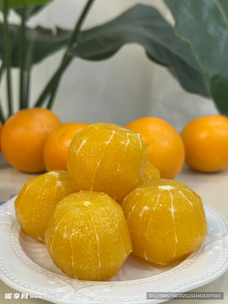 剥好的黄澄澄橘子摆盘中