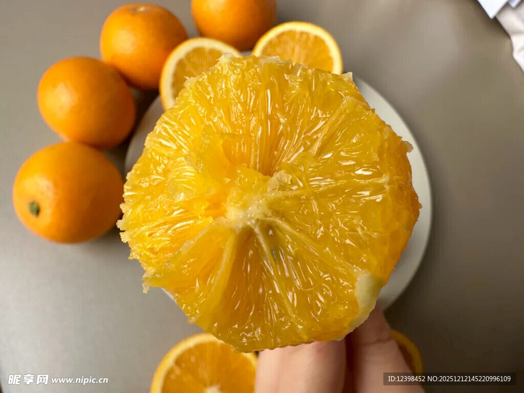 剥开的新鲜橙子及整果