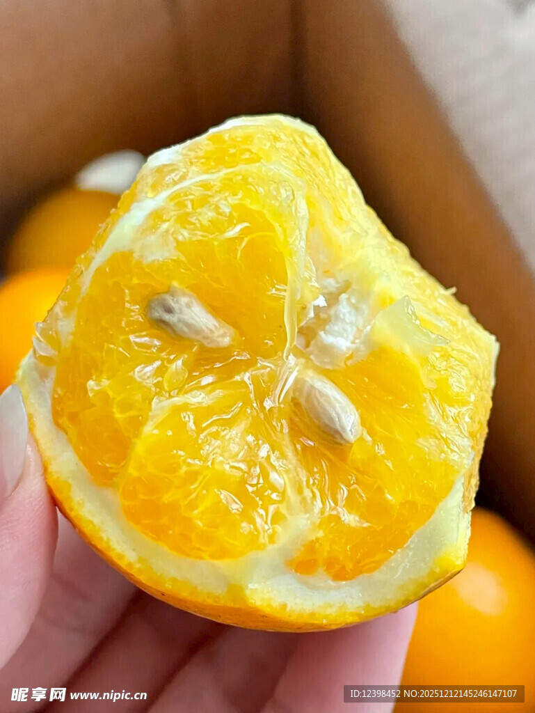 剥开的新鲜橙子果肉饱满