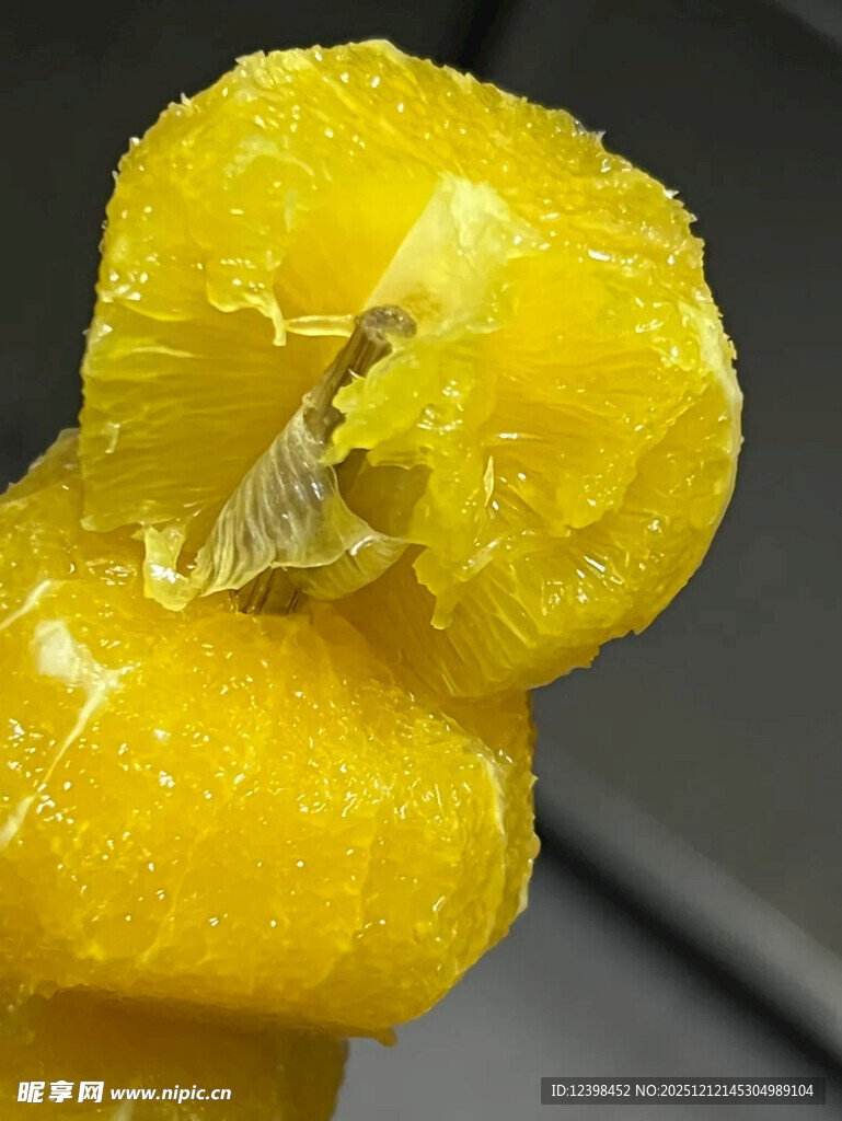 剥开的黄澄澄美味小柑橘