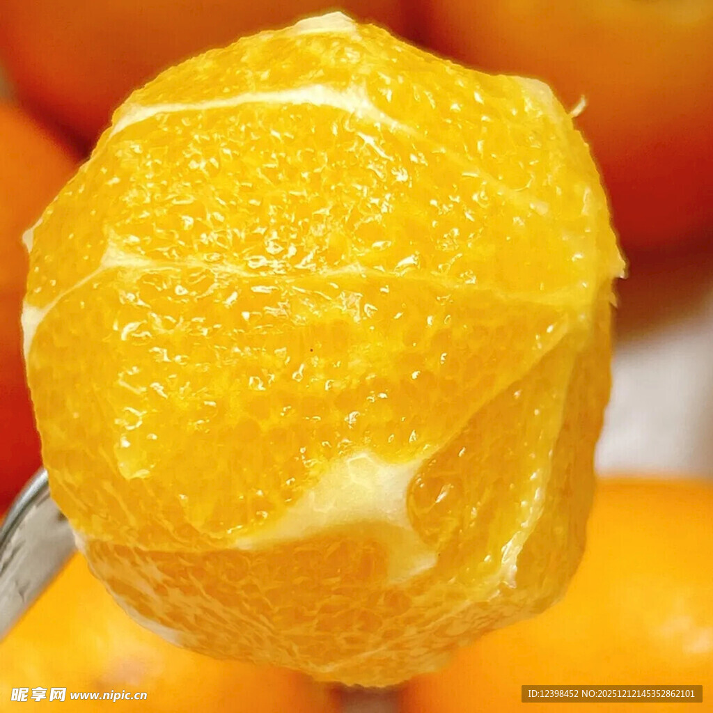 剥开的新鲜橙子果肉