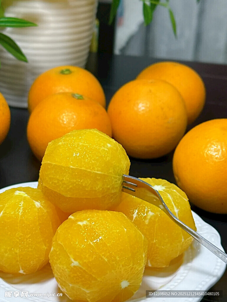 新鲜剥好的黄澄澄甜橘子