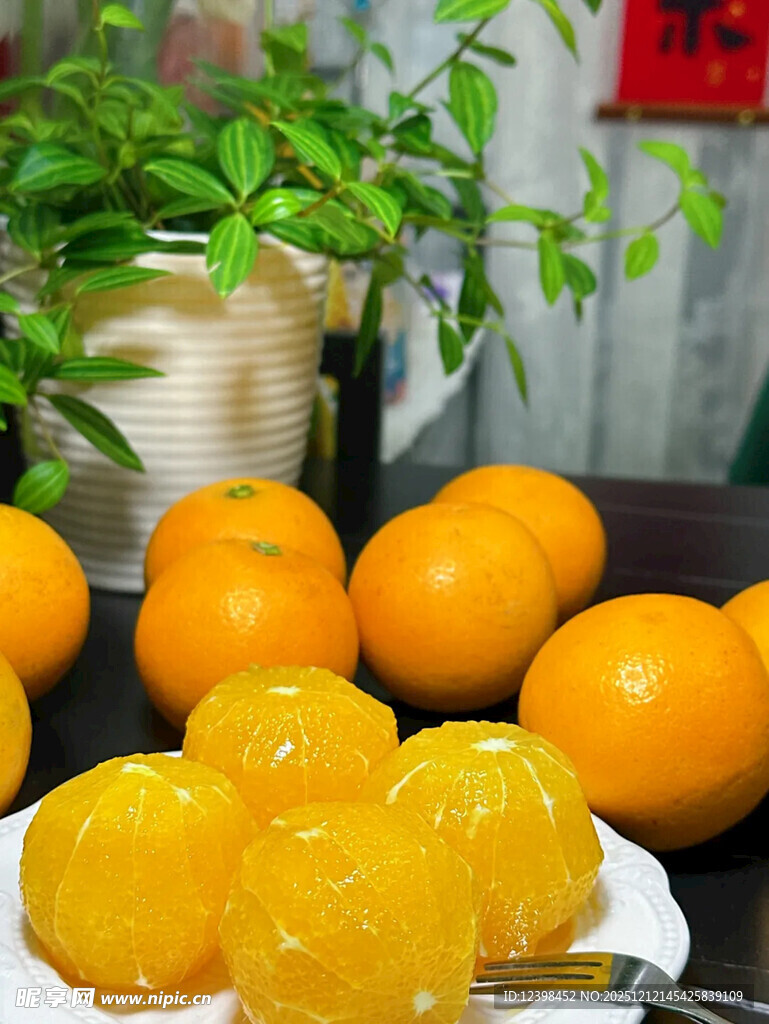 新鲜多汁的美味橙子