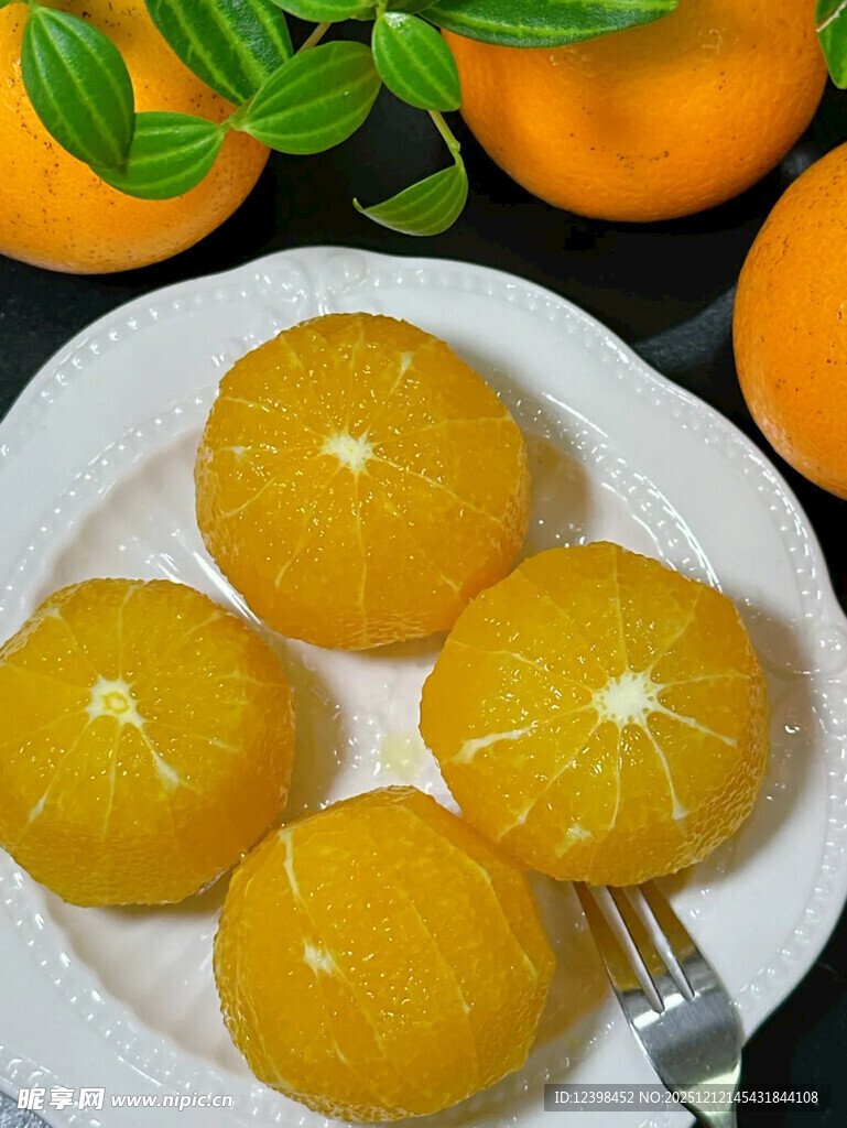 新鲜剥好的多汁橙子