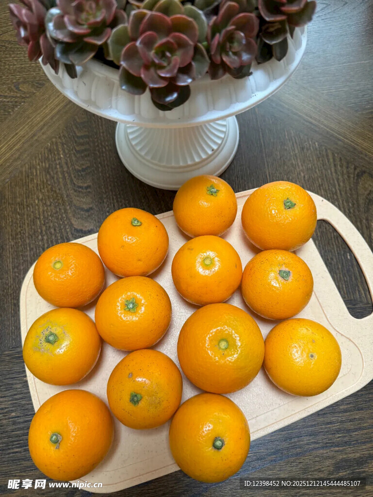 木盘上的新鲜橙子