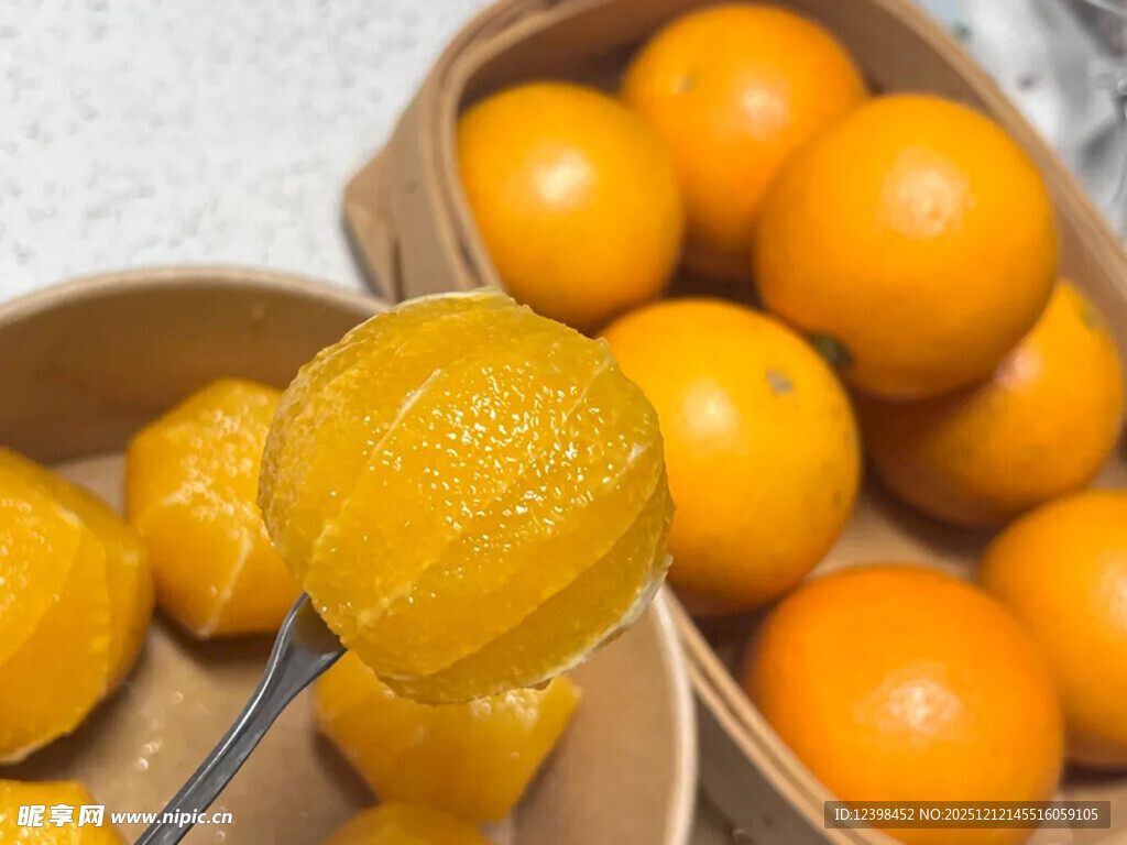 新鲜剥开的多汁美味橙子