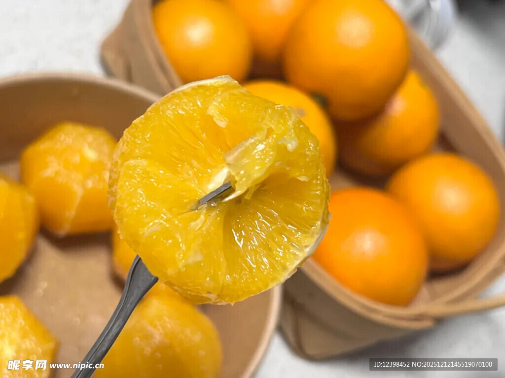 叉子上的剥开新鲜橘子