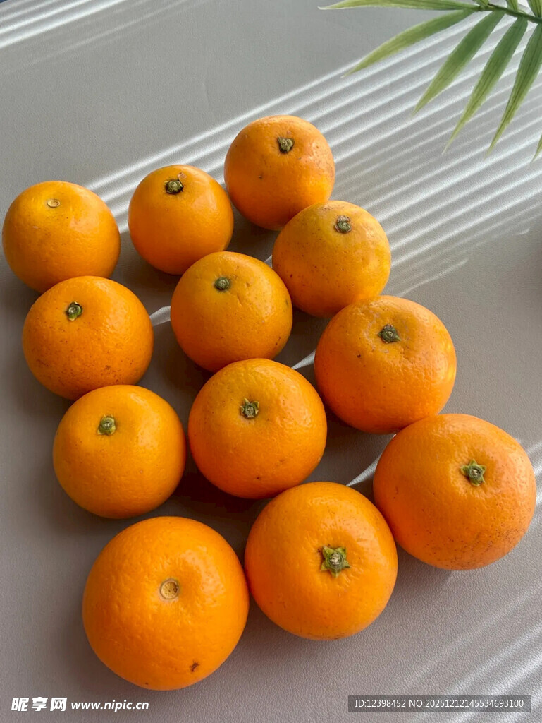 新鲜饱满的橘子堆叠