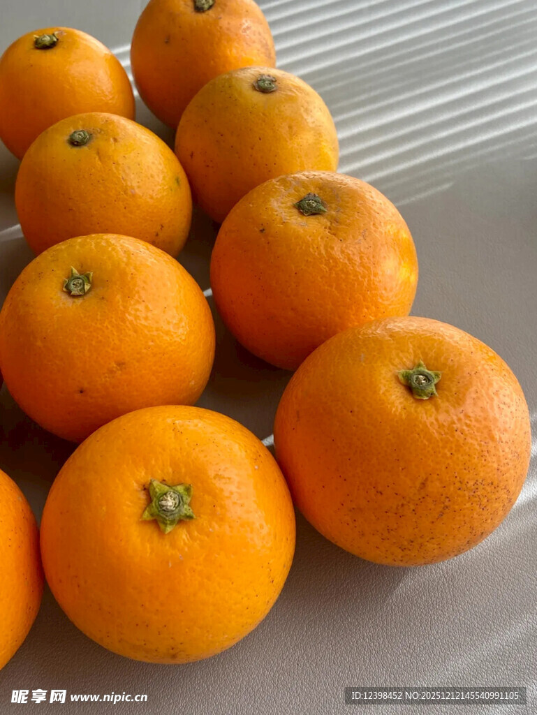 新鲜橙子整齐摆放