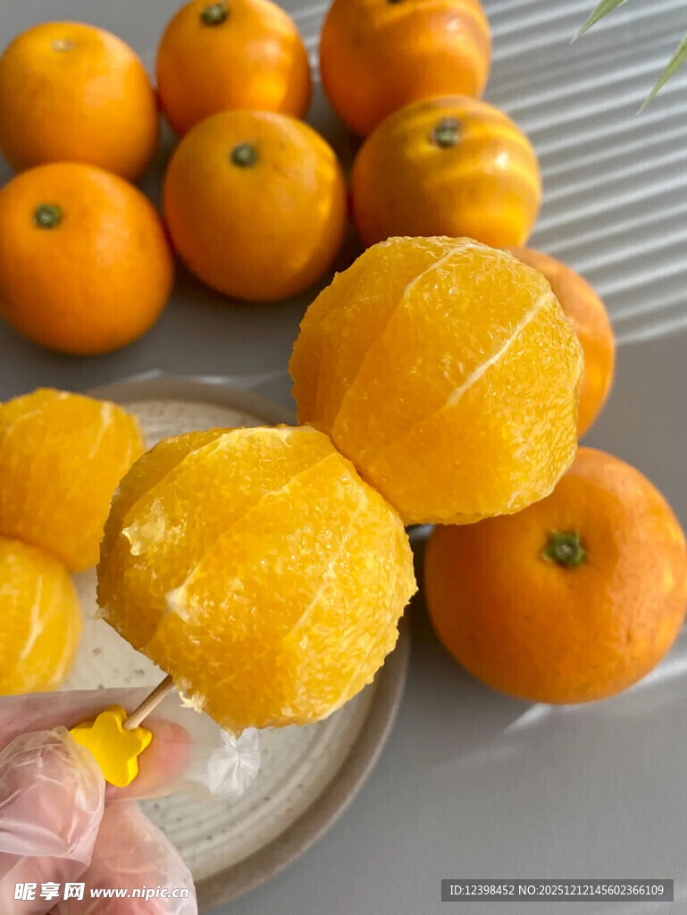 新鲜剥开的多汁橙子