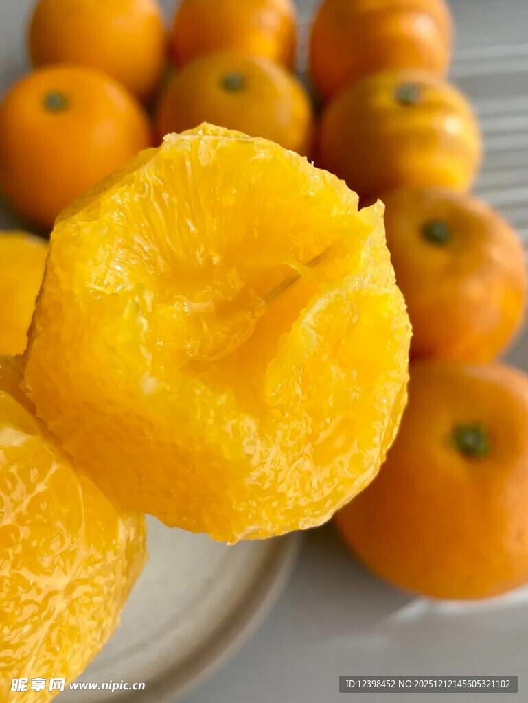 剥开的新鲜多汁橘子