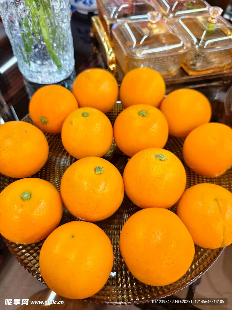 一篮饱满新鲜的橙子