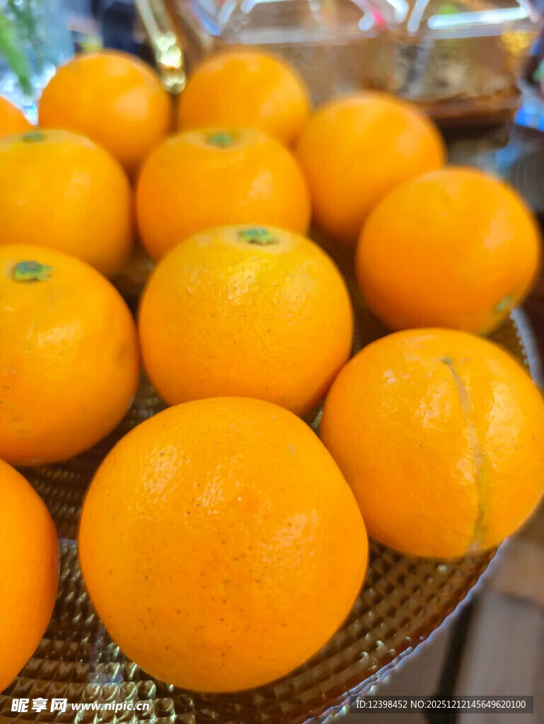 新鲜饱满的橙子陈列