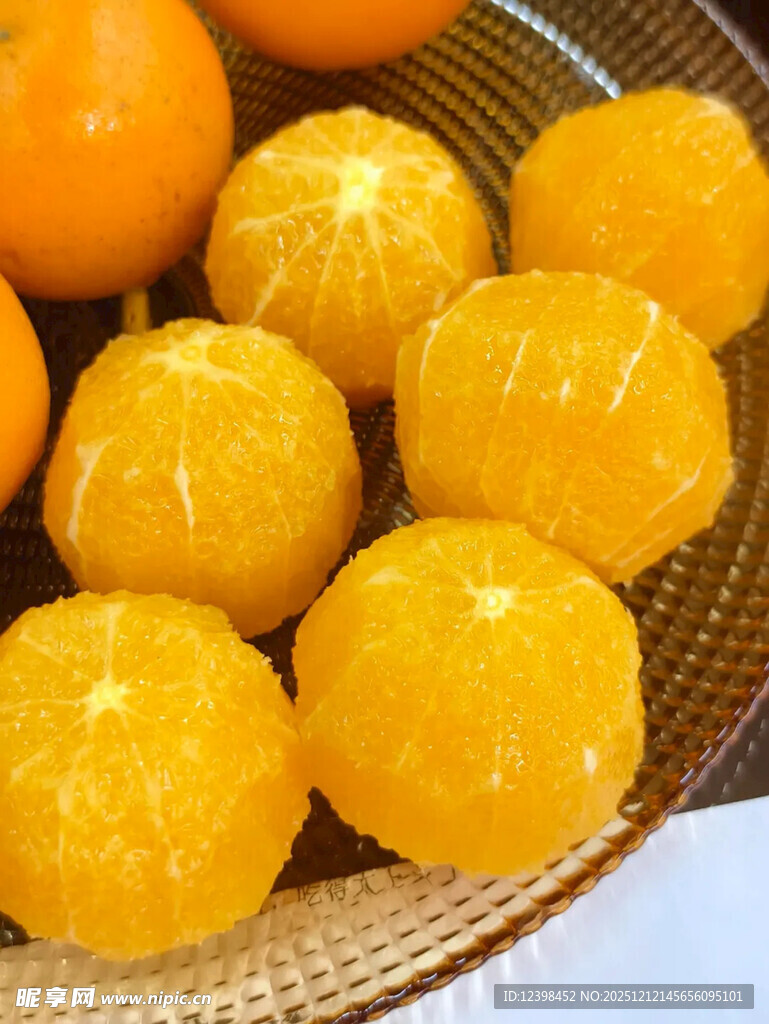 新鲜剥壳橘子摆放在篮中