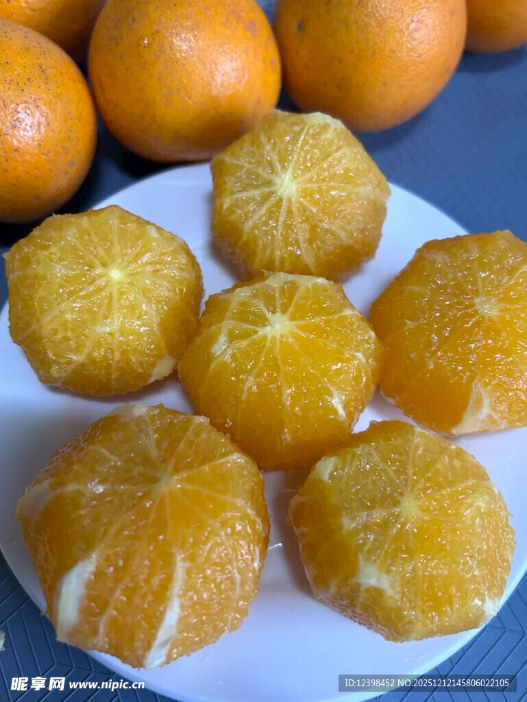 盘中剥好的新鲜甜橘子