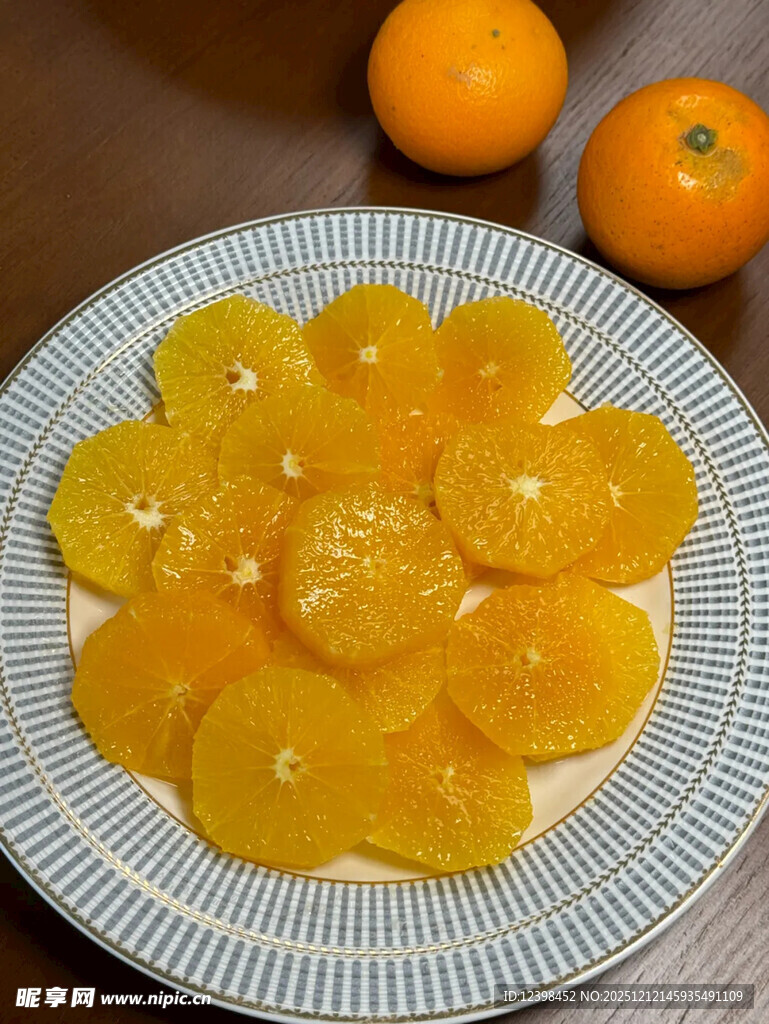 盘中切片橙子色泽诱人