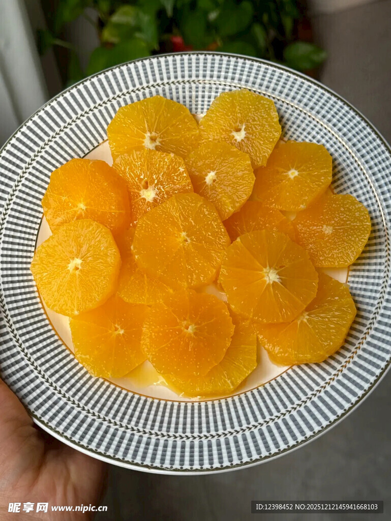 手捧盘中鲜切橘子片