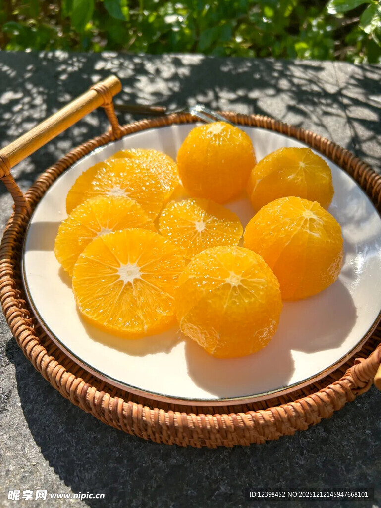 竹盘里的新鲜多汁黄橙子