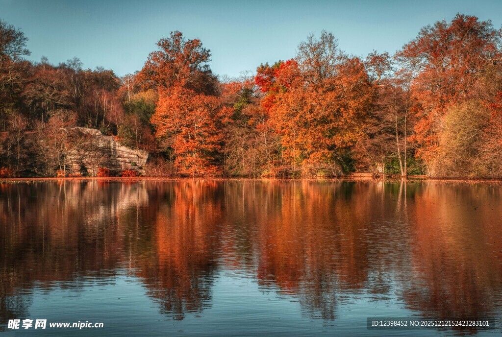 秋日湖畔绚丽倒影美景