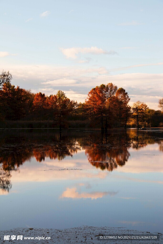 秋日湖畔美景