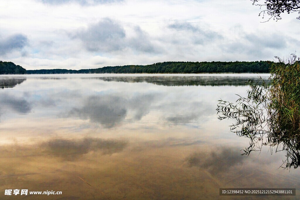 宁静湖面与岸边景致