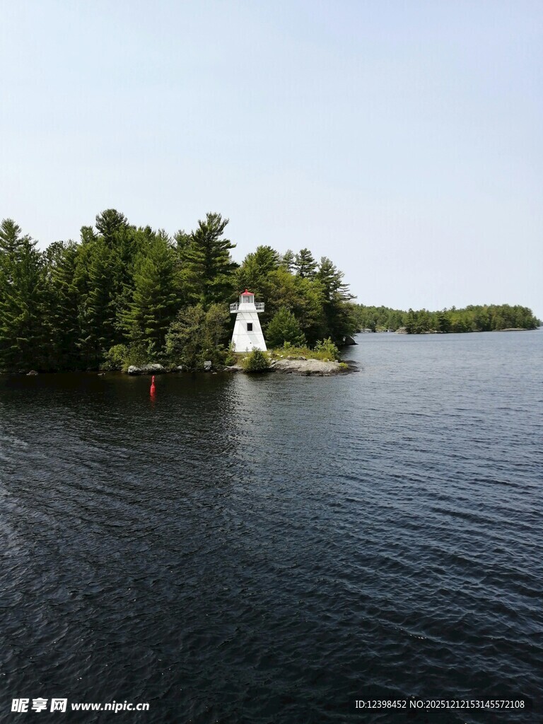湖畔灯塔与葱郁树林景观