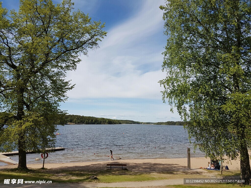 湖畔绿树成荫的美丽风光