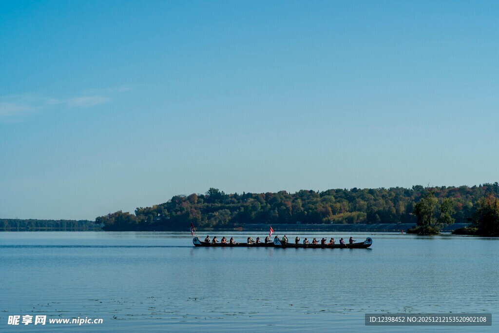 宁静湖面与远处船只风景