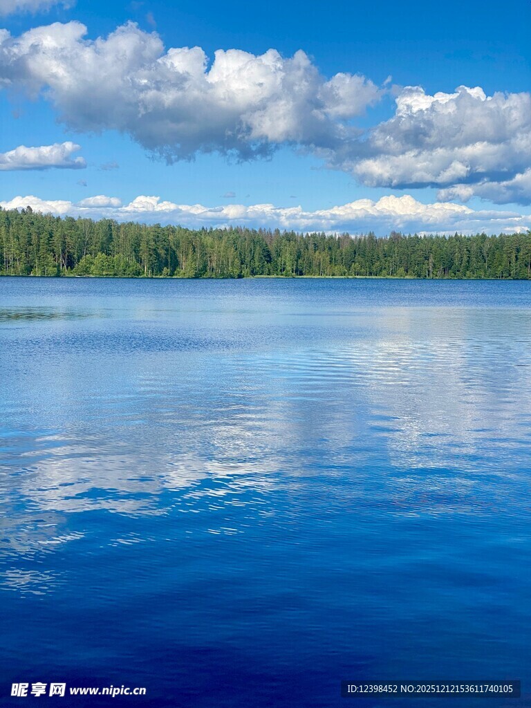 宁静蓝湖与天际绿树美景