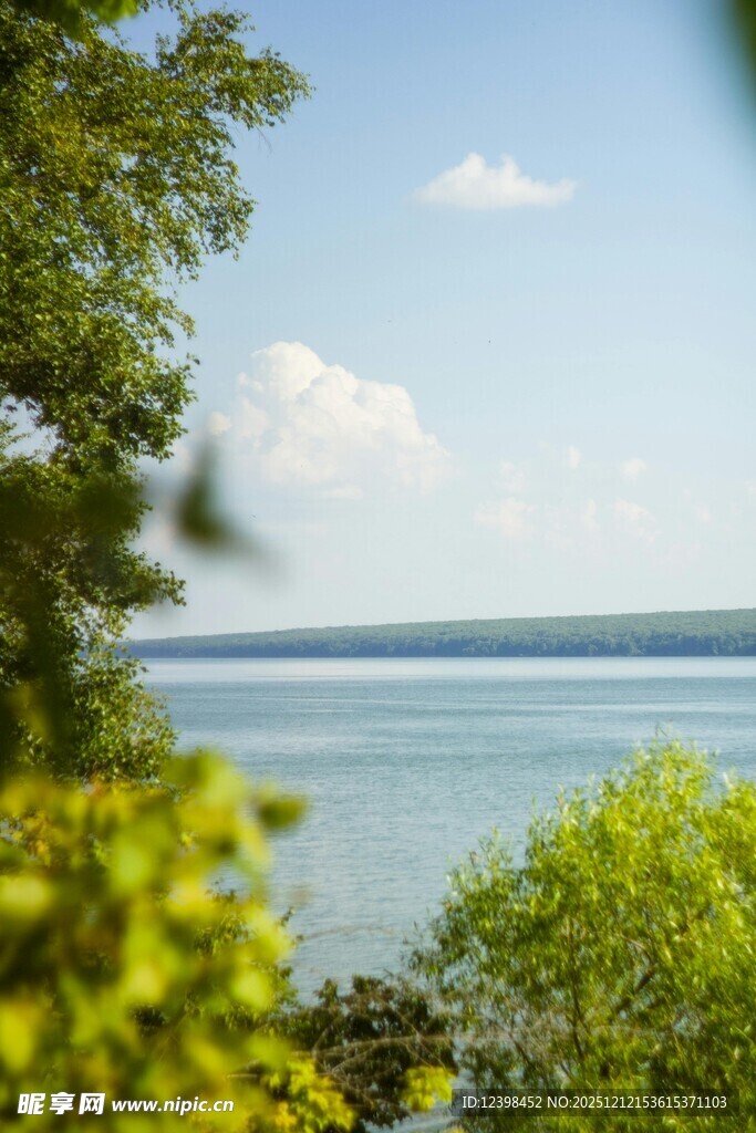 湖畔绿意盎然的美丽景致