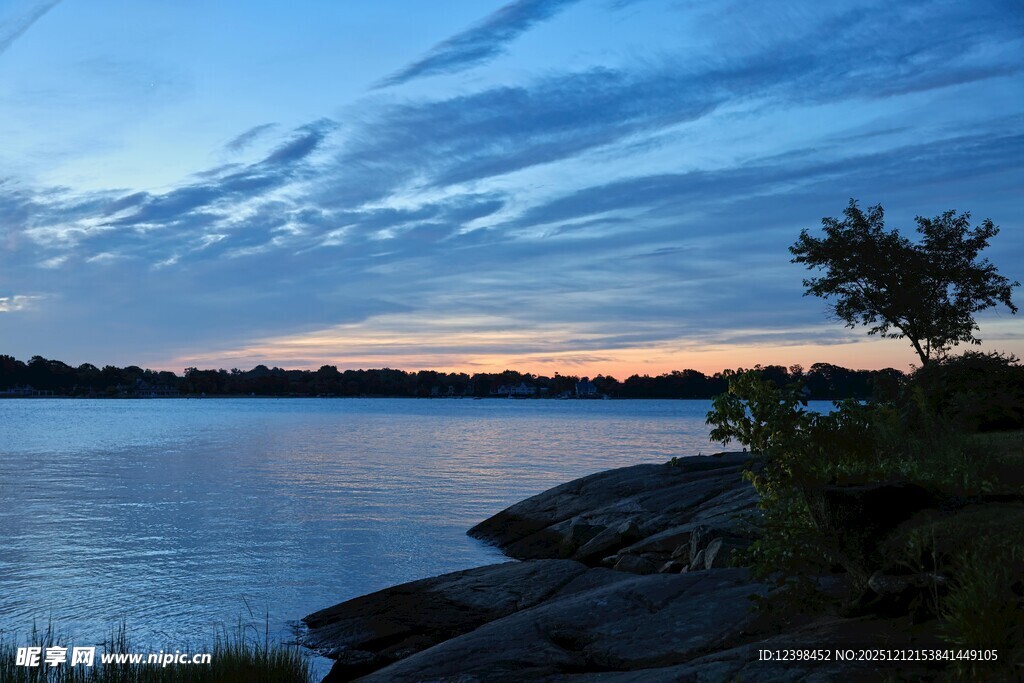 湖畔黄昏美景
