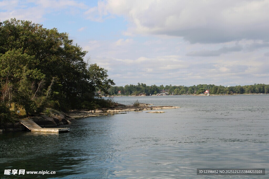 湖畔绿树环绕的宁静水域