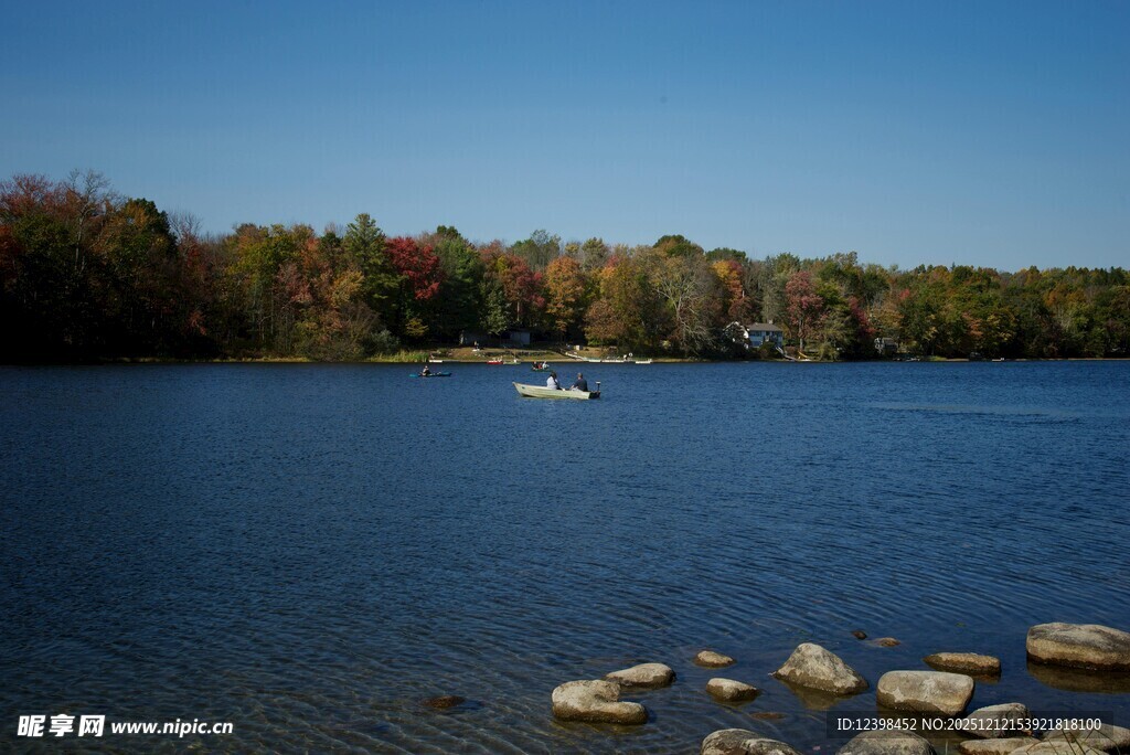 宁静湖景中的小船与石块