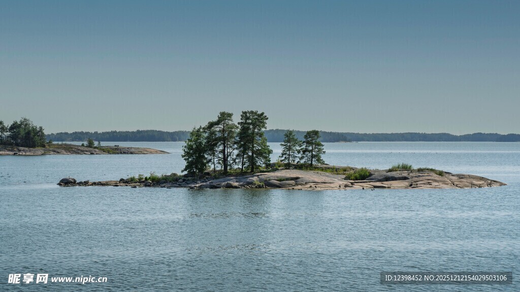 湖中小岛静谧风光
