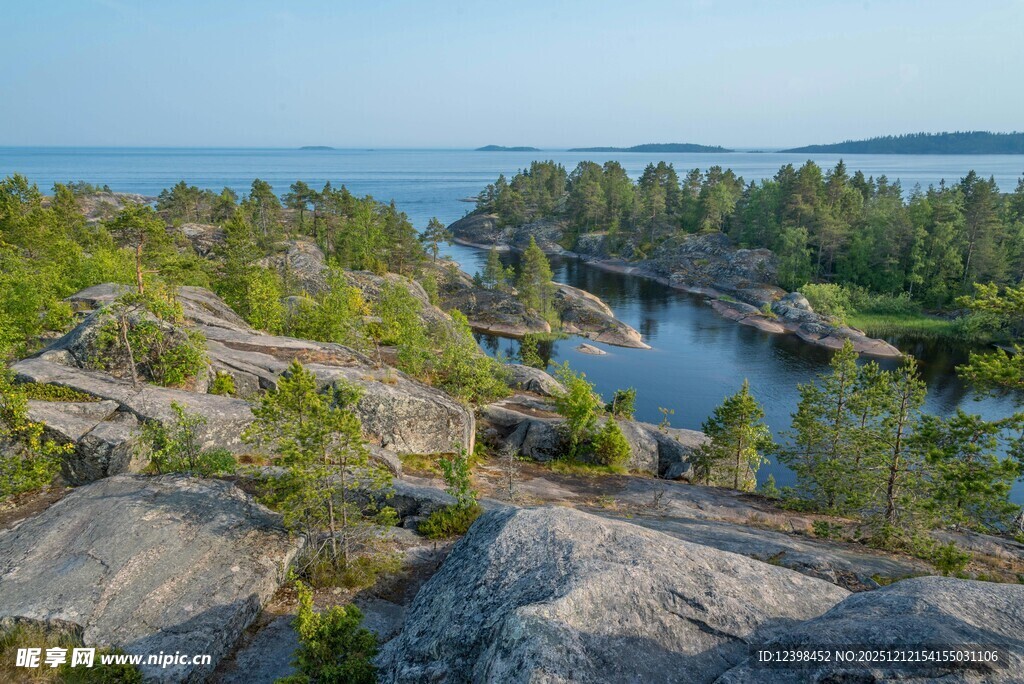 湖畔岩石间的自然美景