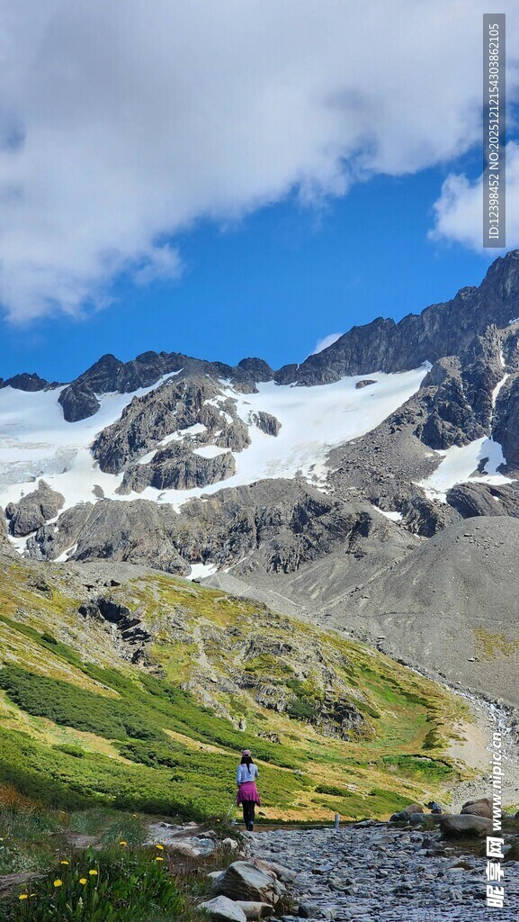徒步者置身壮美雪山草甸