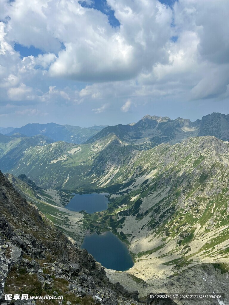 高山湖泊壮丽自然景观