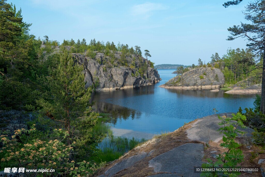 宁静湖畔的自然美景