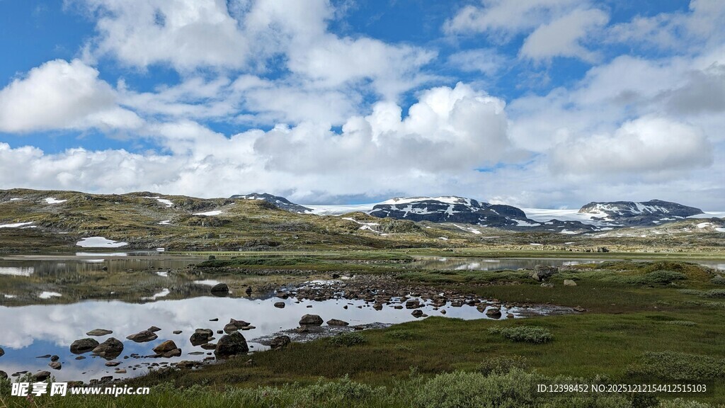 草原湖泊边的壮美风光